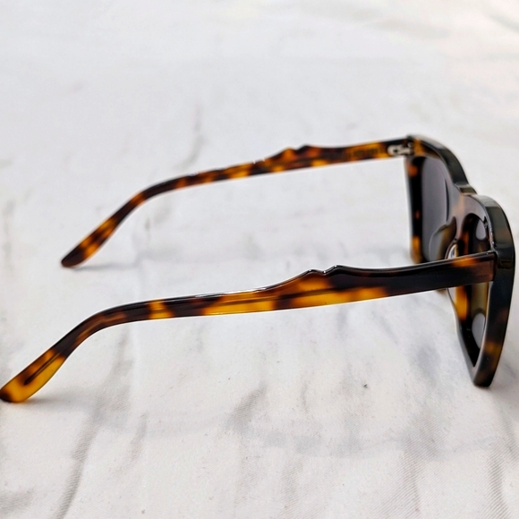 Illesteva Lisbon Sunglasses in Havana / Grey - Picture 3 of 11